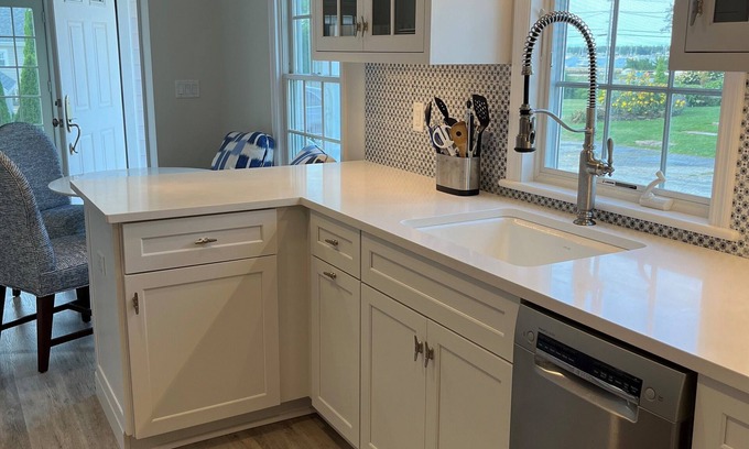 Mattapoisett Cottage | Mattapoisett village - beach across the street