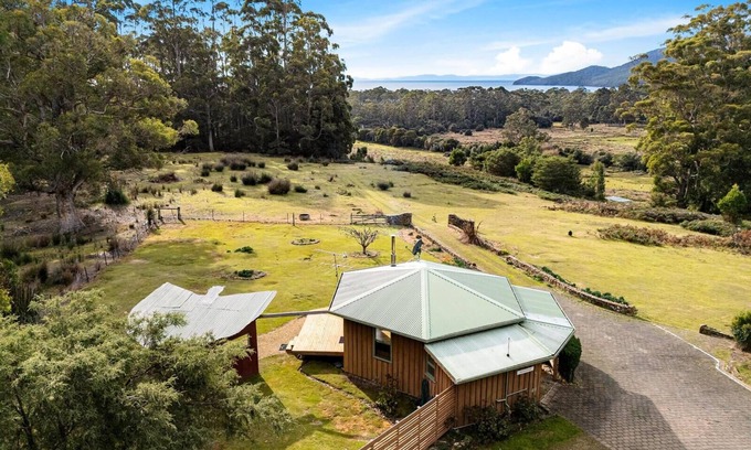 Adventure Bay Cottage | Mavista Cottage - Perfect couples escape in Adventure Bay!