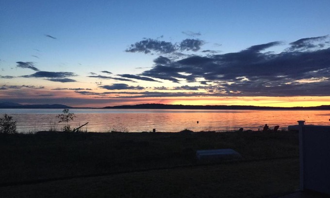 Maxwelton House | Maxwelton Beach Sunsets! Kayaks & paddleboards! 1 min walk to the water!