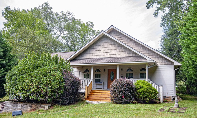 Choestoe House | Maxwelton is a Beautiful 2 bedroom 1 1/2 bath with internet and river access