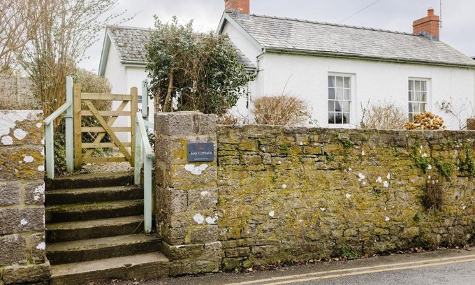 Manorbier House | May Tree Cottage Manorbier 5 mins from the beach Sleeps 4