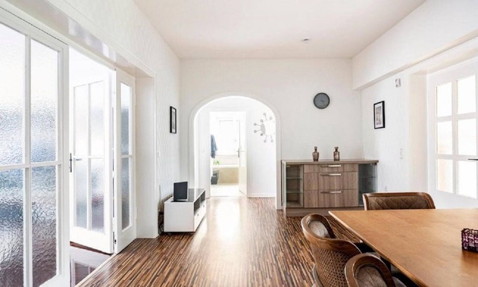 Bockum Apartment | Maybach 4-Bedroom Apartment – Spacious, Stylish & Close to Düsseldorf Fair.