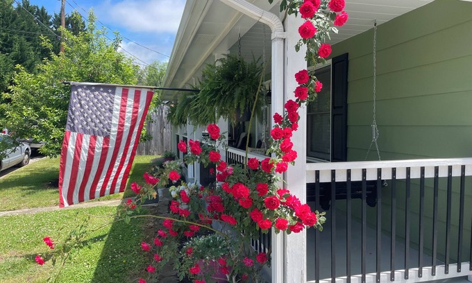 Mount Airy House | Mayberry Front Porch - 0.5 miles to downtown Mayberry