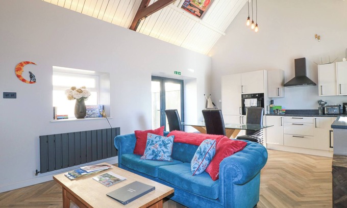 Crudwell Cottage | MAYFIELD COTTAGE, pet friendly, with a garden in Crudwell