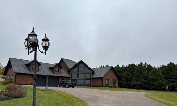 Mayfield House | Mayfield Lodge Large Executive Home 5 Mins from Cavendish