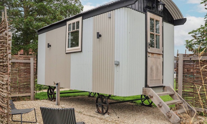 Pocklington Cottage | MAYFIELD, pet friendly, with a garden in Pocklington