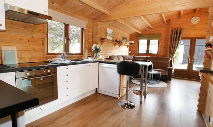 Loppington Cottage | MAYFIELDS LODGE, family friendly, with a garden in Wem