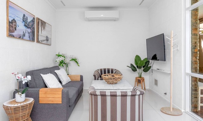 Maylands House | Maylands Coastal Vibe by Home2BnB