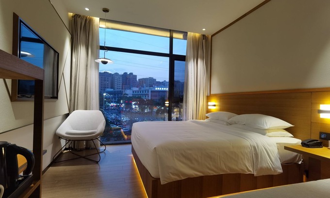 Longhua District Hotel | Maze Hotel