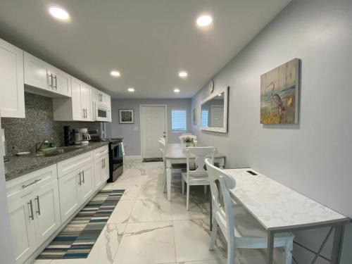 Hollywood House | Mazor Luxury Three Bedrooms Vacation Home