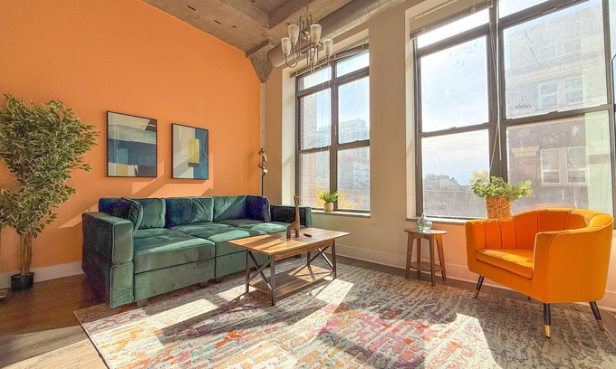 Near South Side Apartment | McCormick 2B/2Ba for up to 8 guests with Optional Parking