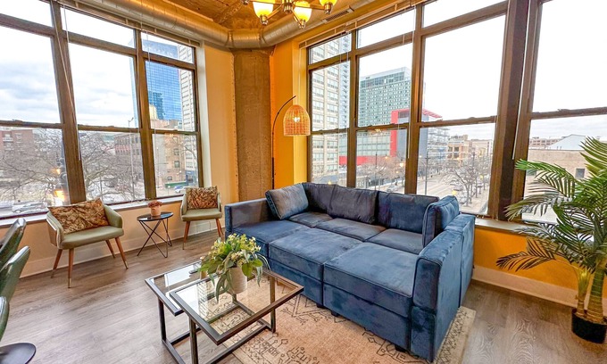 Near South Side Apartment | McCormick 2B/2Ba with optional parking for up to 6 guests