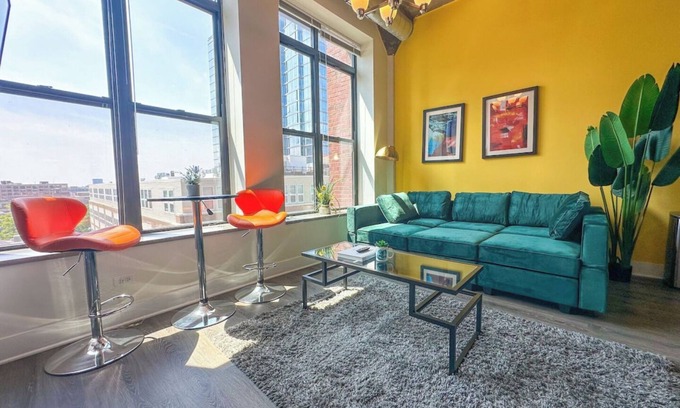 Prairie District Apartment | McCormick Place 2b/2b family unit with optional parking for up to 8 guests