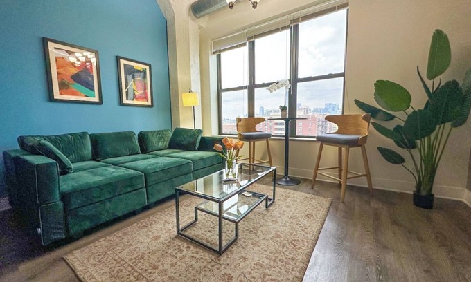 Near South Side Apartment | McCormick Place 2b/2b family unit with optional parking for up to 8 guests