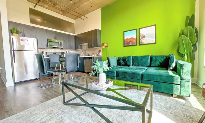 Near South Side Apartment | McCormick Place 2b/2b family unit with optional parking for up to 8 guests