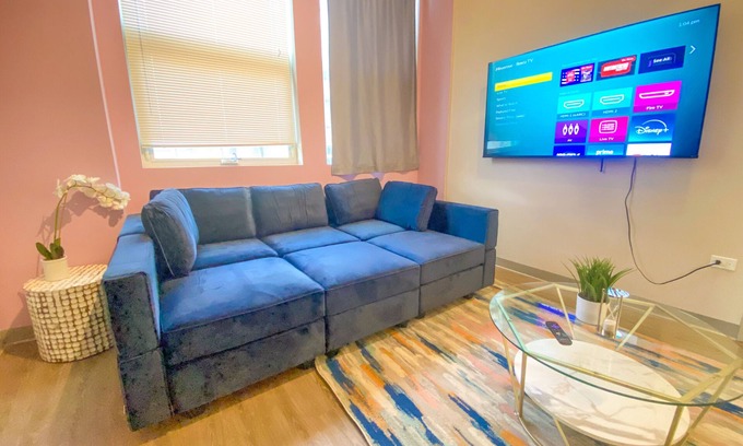 Near South Side Apartment | McCormick Place 2br/2ba with optional parking that sleeps 6