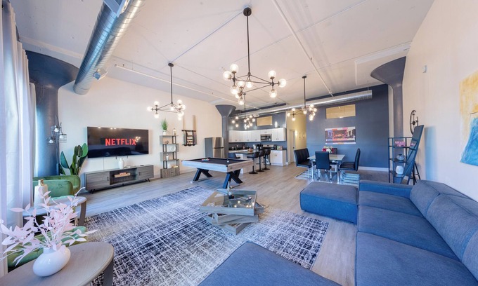 Near South Side Apartment | McCormick Place Luxurious 5 bed/3 bath HUGE Suite for groups/up to 12 guests