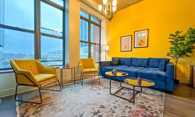 Near South Side Apartment | McCormick Place Skyline view Secret Oasis sleeps 8