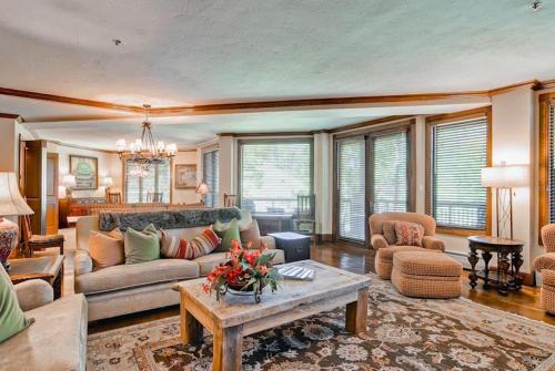 Highlands Townhomes Apartment | McCoy Peak 101 by East West Hospitality