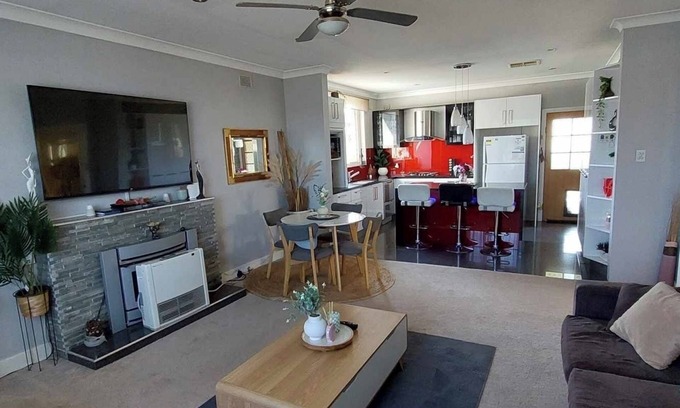 Broken Hill House | McGowen Accommodation Family & Pet Friendly just a short walk to the local pool