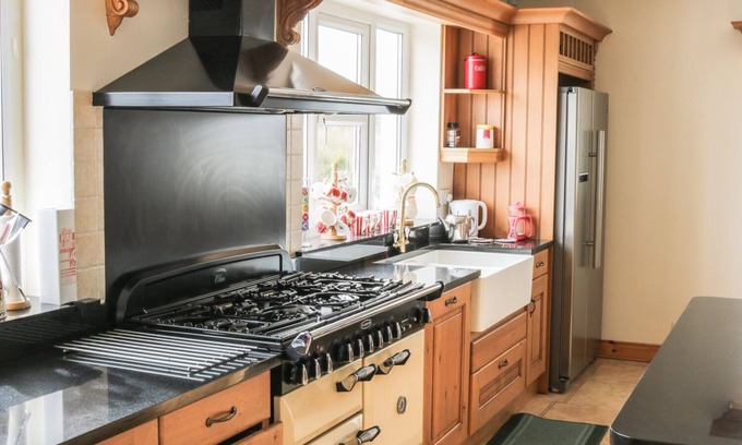Bunnahowen Cottage | MCGUIRE'S COTTAGE, family friendly in Pulathomas, County Mayo