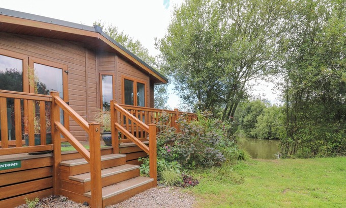 Broadwoodkelly Cabin | MCINTOSH LODGE, pet friendly, with a garden in Winkleigh