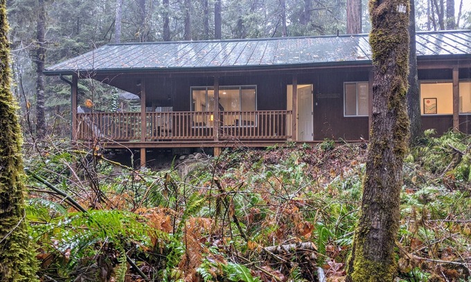 Blue River House | McKenzie River Cozy Cabin