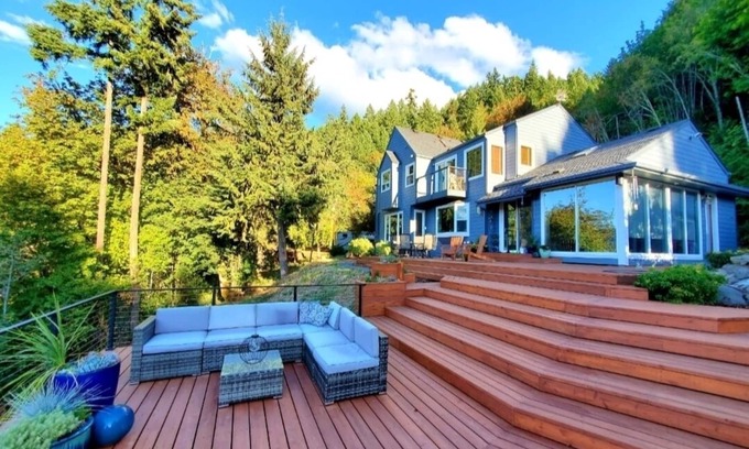 Thurston House | Mckenzie River Oasis w/massive deck & hot tub on 16 acres of old-growth forest