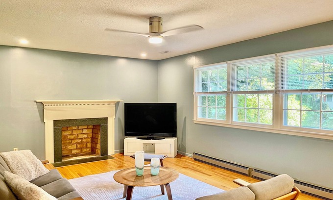 Southwest Raleigh House | MCM 3BR/2Ba in a peaceful, central Raleigh neighborhood