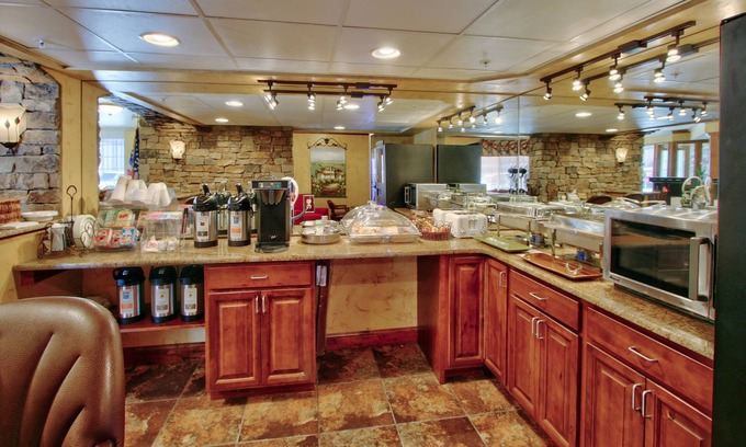 Northeast Colorado Springs Hotel | MCM Elegante Suites