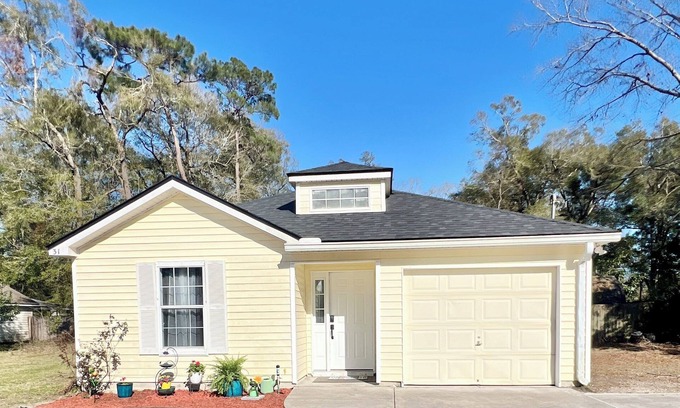 Crawfordville House | McMahon's Tail-Waggin' Retreat in the Heart of Crawfordville with AC, Fenced.
