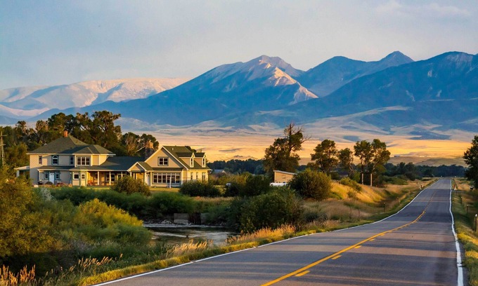 Livingston House | 'McNiven's Rest' Guest House w/Mtn Views!