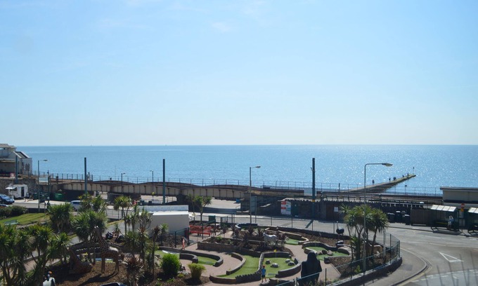 Dawlish Apartment | Mead Flat in the Heart of Dawlish with Great Sea Views 150m from the Beach