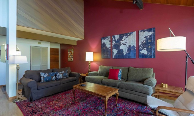 Sunriver Condo | MEAD85 - Beautiful Condo, A/C, Sunroom, Gas Fireplace