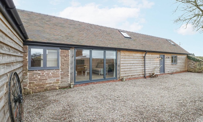 Pudleston Cottage | MEADOW BARN, pet friendly, character holiday cottage in Leominster