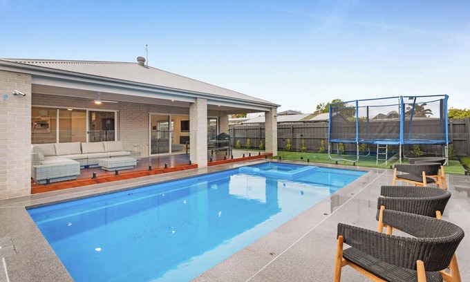 Tootgarook House | Meadow by the Sea by Ready Set Stay - Trampoline, Pool, Spa, Table Tennis, Linen