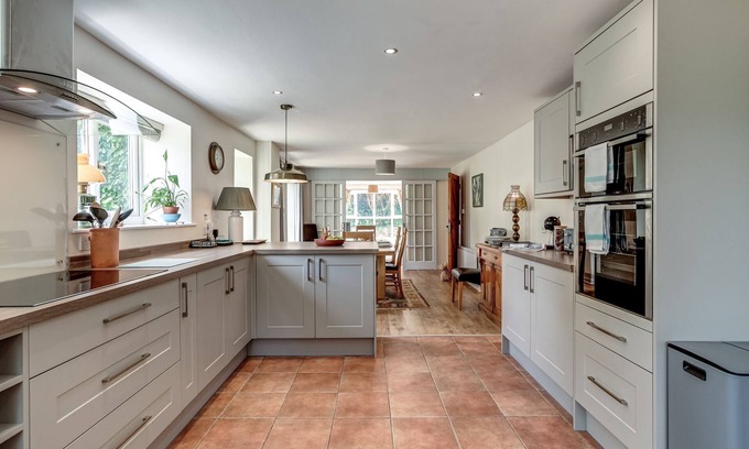 Bicester House | Meadow Cottage | Oxfordshire Holiday Let | 4 Beds & Sleeps 8