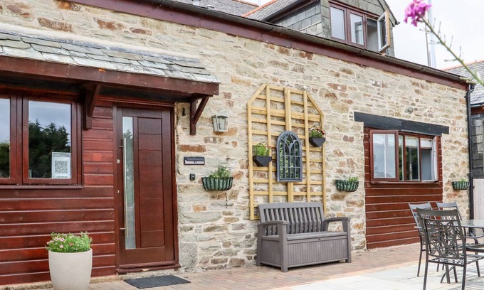 Lower Trengale House | MEADOW COTTAGE, pet friendly, with open fire in East Taphouse