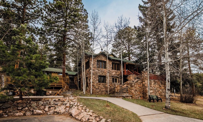 Pine Cabin | Meadow Creek Lodge: Historic Hillside Retreat