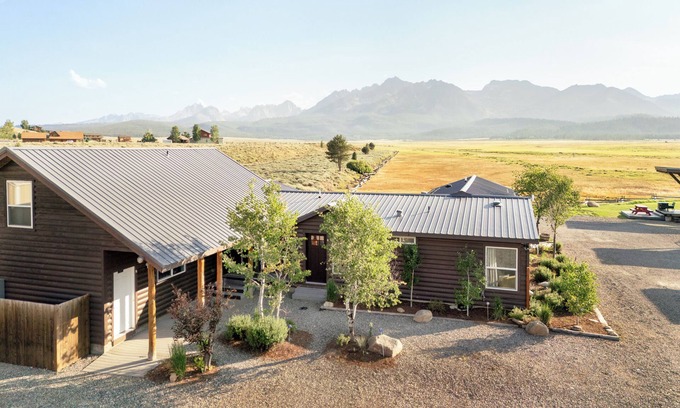 Stanley Cabin | Meadow Creek Suite #09