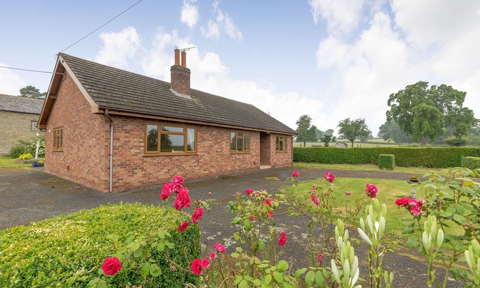 Leominster Cottage | MEADOW LEA, family friendly, with a garden in Orleton