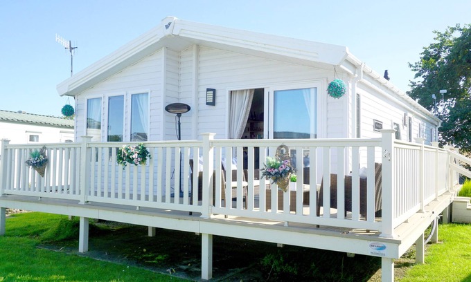 Cayton Bay Cottage | MEADOW LODGE, pet friendly, country holiday cottage in Cayton