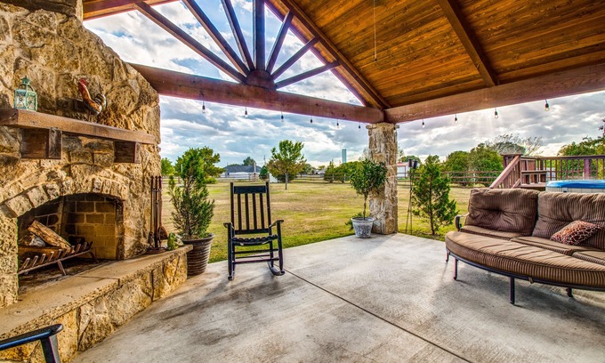 McKinney House | Meadow Retreat- Country feel with city conveniences