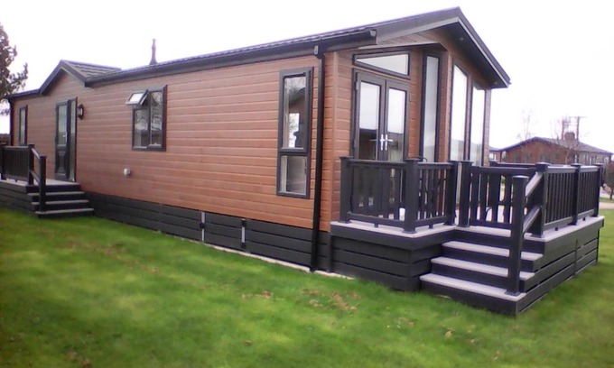 Thirsk House | Meadow view country lodge great views on lovely small select park