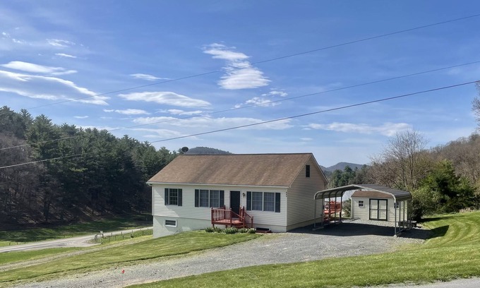 Franklin House | Meadow View: cozy rural home 2 miles away from Fisher Mountain Golf Course!