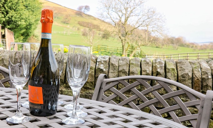 Edale Cottage | MEADOW VIEW, family friendly, luxury holiday cottage in Edale