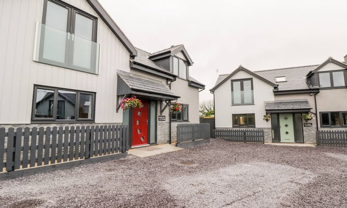 Tyn-y-Gongl Cottage | MEADOW VIEW, pet friendly, country holiday cottage in Benllech