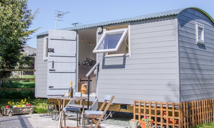 Loppington Cottage | MEADOW VIEW SHEPHERD'S HUT, romantic, with hot tub in Ellesmere