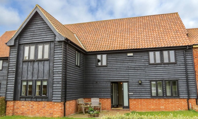 Saxmundham Apartment | Meadow View - sleeps 8 guests in 3 bedrooms