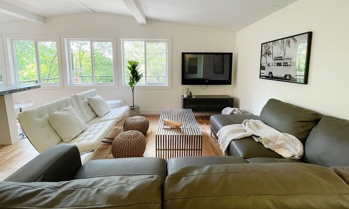 Regina Beach Cabin | Meadowlark Cottage by Bowerbird Stays